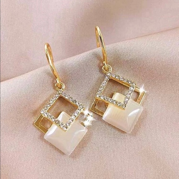 HostPick!🥳🔥2for$25🔥Rhinestone Geo Drop earrings - Picture 3 of 4